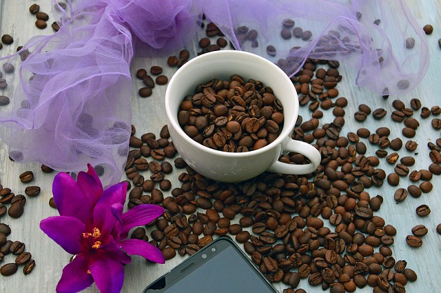 Kaffebægerets historie: Fra papir til genanvendelige materialer