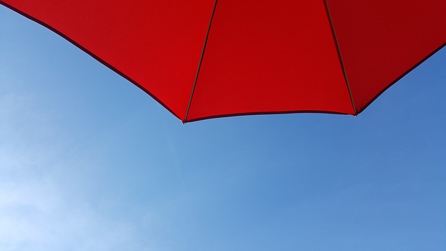 Beskyt dig mod solens farlige stråler med Vanilla Copenhagens UV-resistente strandparasol